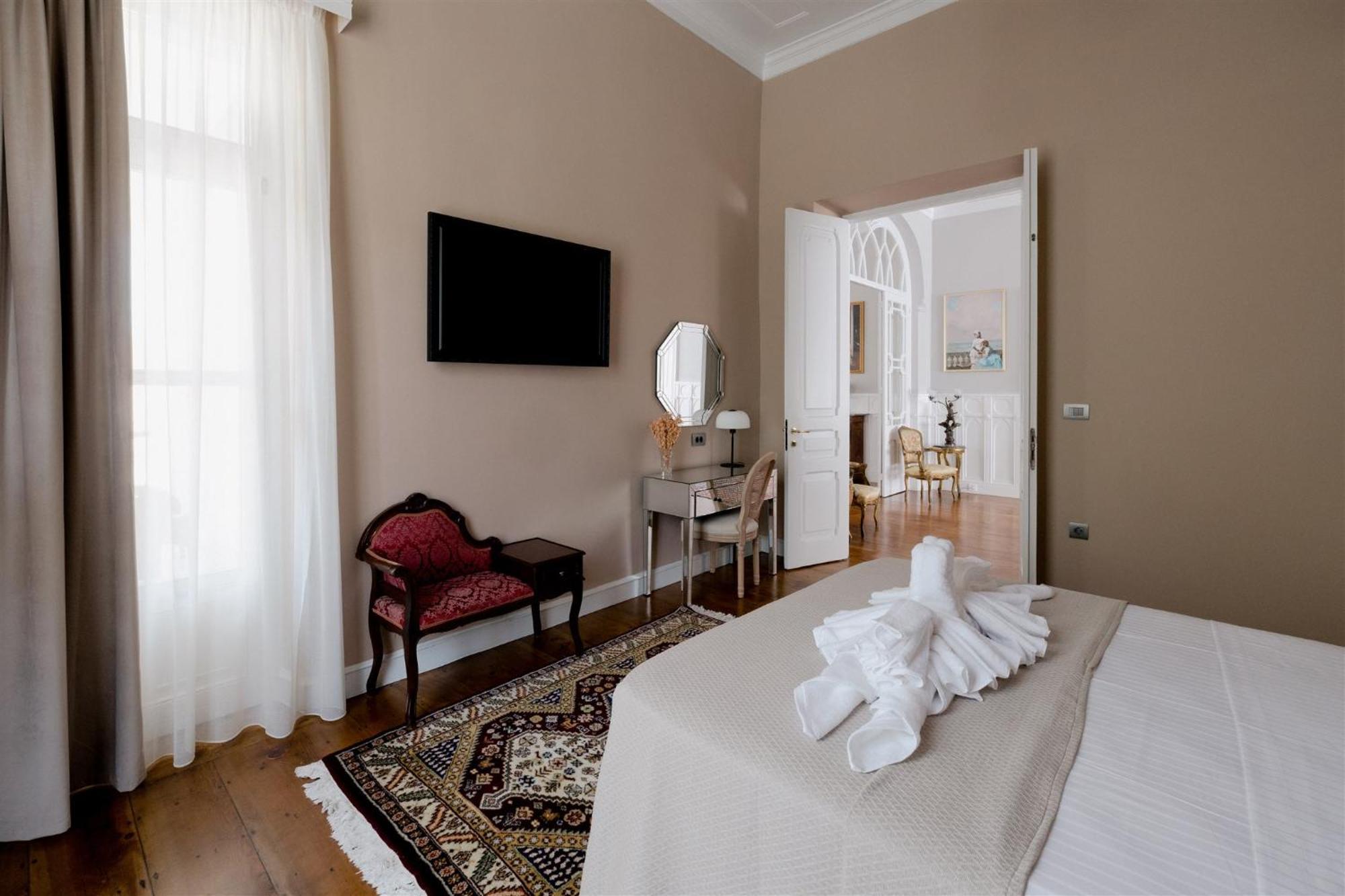 Victoria Mansion A Luxurious Neoclassical Experience Rhodes City ภายนอก รูปภาพ